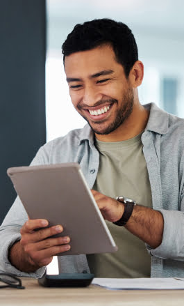 Inbound Marketing: Homem pardo, com cabelo curto, mexendo no tablet.