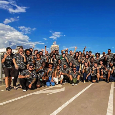 Equipe da VX reunida ao ar livre.